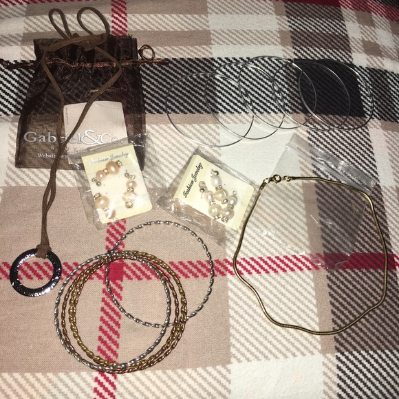 BUNDLE OF JEWELRY | FREE WITH $30+ PURCHASE - Picture 1 of 1